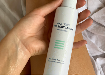 Fugtig hånd holder body serum 