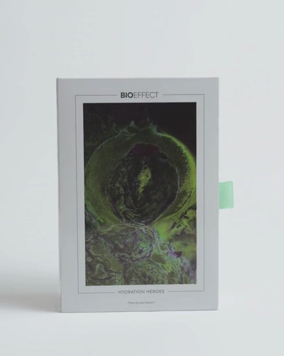 Gaveæske åbnes og indhold af bioeffect hudpleje vises