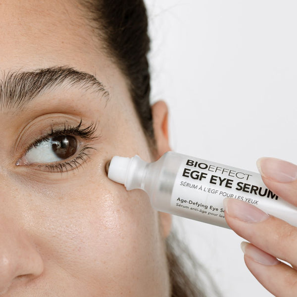 kvinde bruger egf eye serum ved øjeno